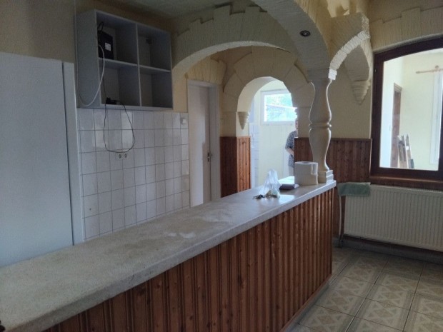 Pusztaszabolcs, Fő út, 100 m2-es, 2 generációs, családi ház, 4 szobás