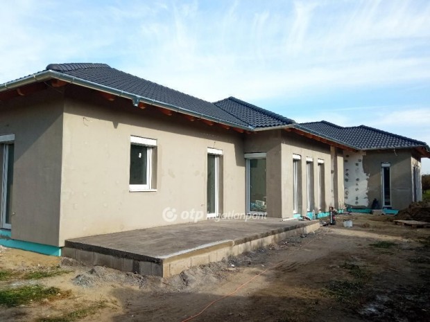 Pusztaszabolcsi 90 nm-es h�z elad�