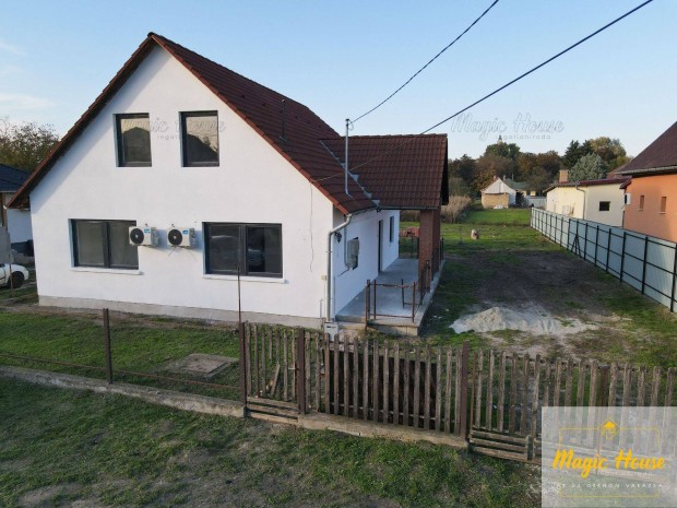 Pusztaszabolcson 987 m2-es telken 123 m2-es, 3 szoba + nappalis hz