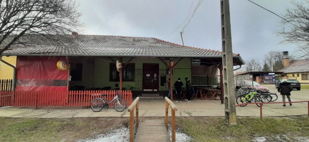 Pusztaszer Kiad� M�k�d� meleg konyh�s vend�gl� teljes berendez�ssel!