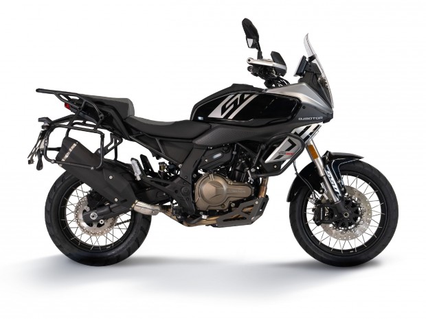 QJMOTOR SRT 600SX 2025 motorkerkpr oldaldobozokkal fekete