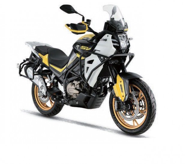 QJMOTOR SVT 650 Z motorkerékpár oldaldobozokkal fehér/fekete/arany 202