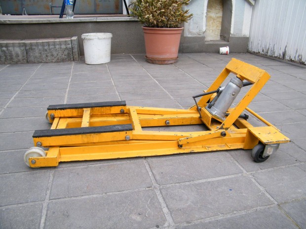 Quad illetve motoremel�