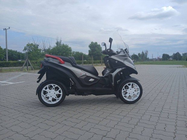 Quadro 4 nagytest robog