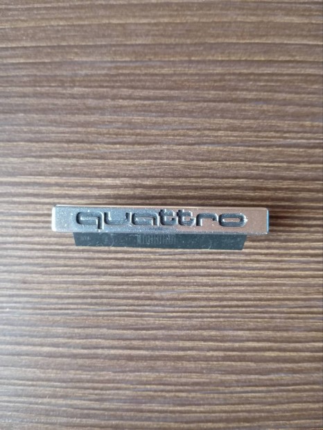 Quattro felirat Audi