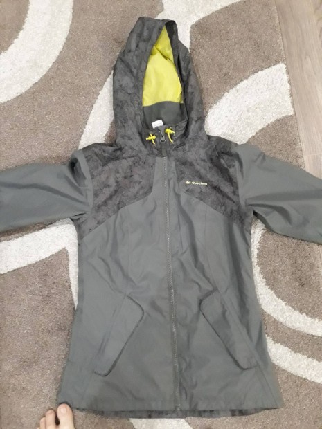 Quechua megkímélt állapotú női XS-es széldzseki eladó!
