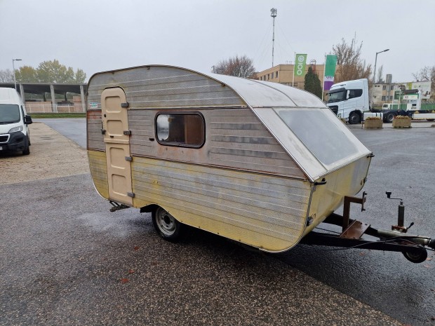 Quick Aero 325 lakokocsi telepitesre, tapetazas elotti allapotban