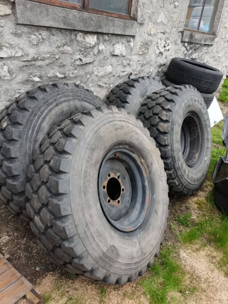 R0302 69 4db Mercedes Unimog Eltolt felnin Michelin xzl 395 85 r20