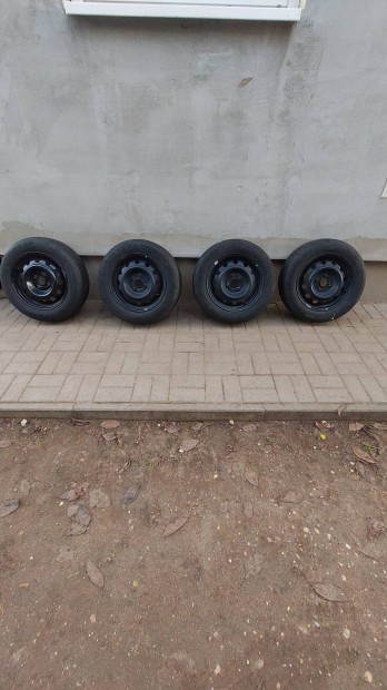 R14-es nyrigumi garnitra lemezfelnire szerelve 4100