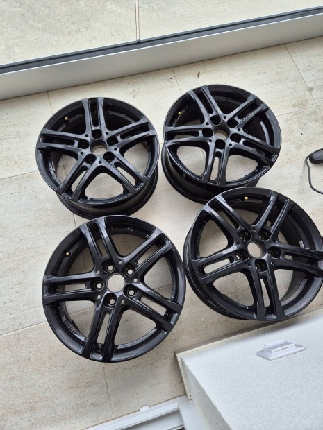 R16 Fekete Felni 