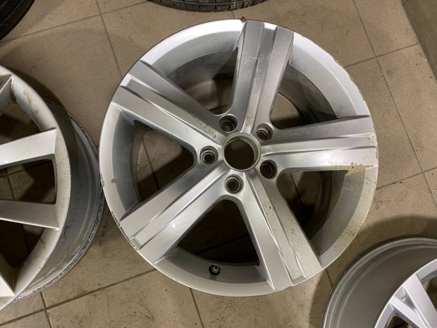 R17 Original Volkswagen 7.5J ET47 3AA 601 025AC 3AA601025AC 1db felni