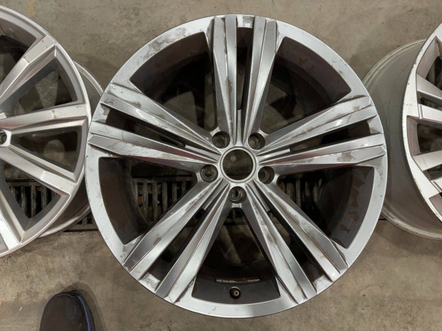 R19 Original volkswagen 8.5J ET28 - 760 601 025P 760601025P 1db felni