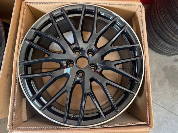 R20 Original audi 9J ET52 - 8S0 601 025AR 8S0601025AR 1DB alufelni
