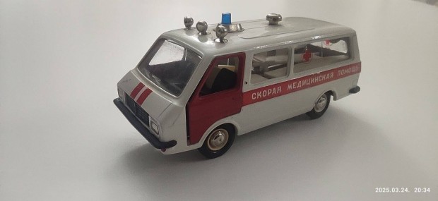 RAF-M22031 mentőautó 1:43 méretarány