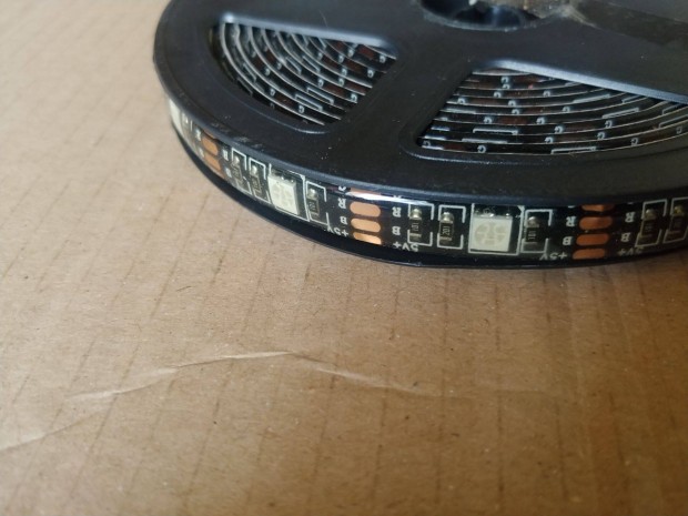 RGB ledszalag 5050 smd ledek DC 5 Volt fekete nyák