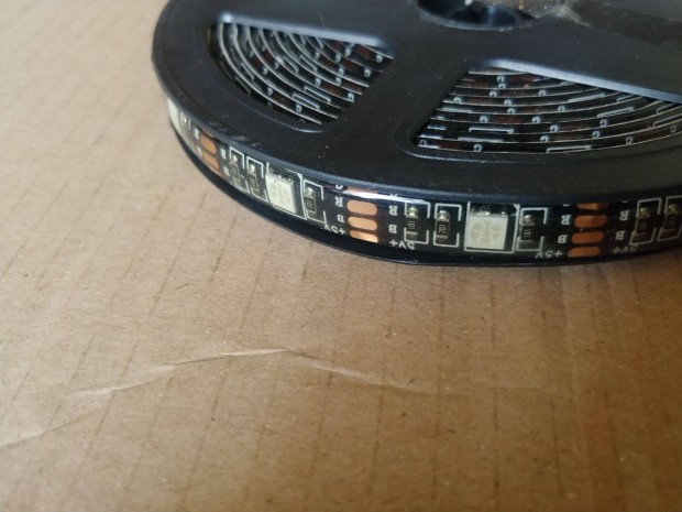 RGB ledszalag 5050 smd ledek DC 5 Volt fekete nyk