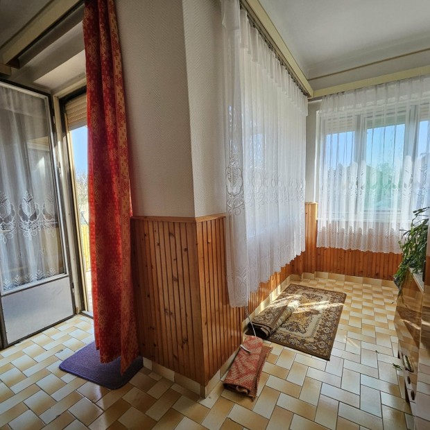 RITKA LEHET�S�G KUNSZENTMIKL�SON  SAROKTELKI CSAL�DI H�Z K�T UTC�R�L!