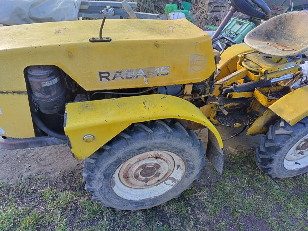 R�ba 15 elad� pap�rok vannak 