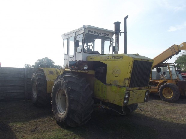 Rába Steiger 250 traktor eladó igény esetén munkaeszközeivel is