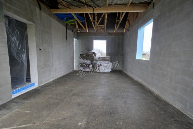 R�calm�s  �j �p�t�s�, duplakomfortos, f�ldszintes ikerh�z f�l