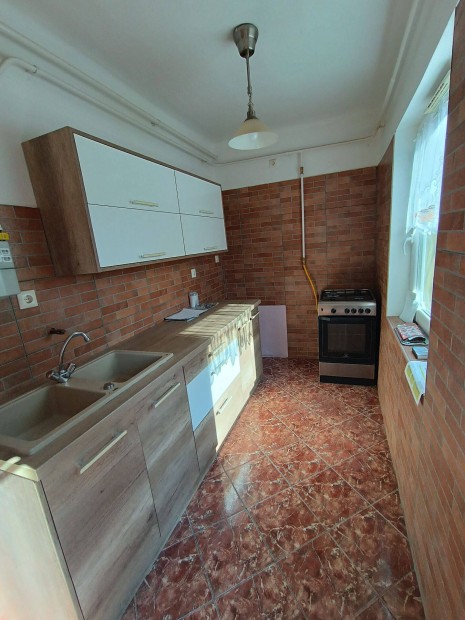 R�chegyen 1,5 szob�s csal�di h�z elad�