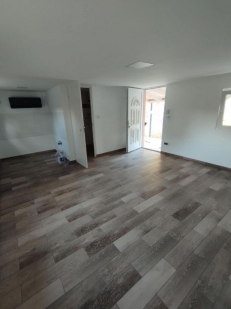 Rckeve, Dunapart kzeli utca, 30 m2-es, dl, 1 szobs, feljtott