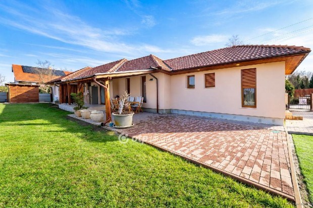 R�ckevei 158 nm-es h�z elad�