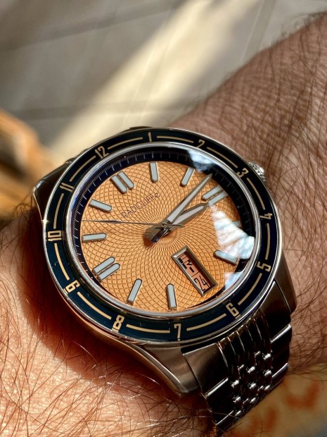 Radcliffe Signature Salmon dial automata karra 