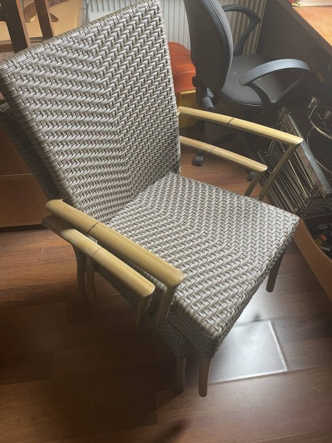 Rakásolható karfás terasz szék