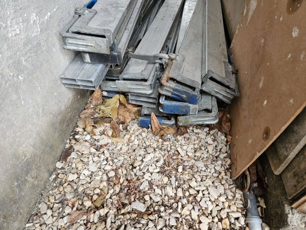 Rakom�nyr�gz�t� oldalfalra alu