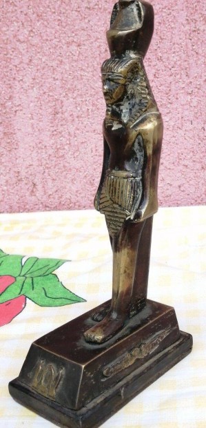 Ramszesz. Egyiptomi fra bronz szobra hieroglifkkal dsztve
