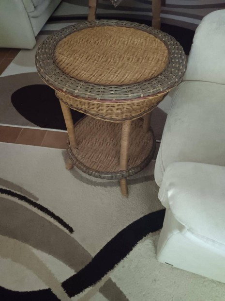 Rattan asztal, hibátlan, m: 60, átmérő 52 cm