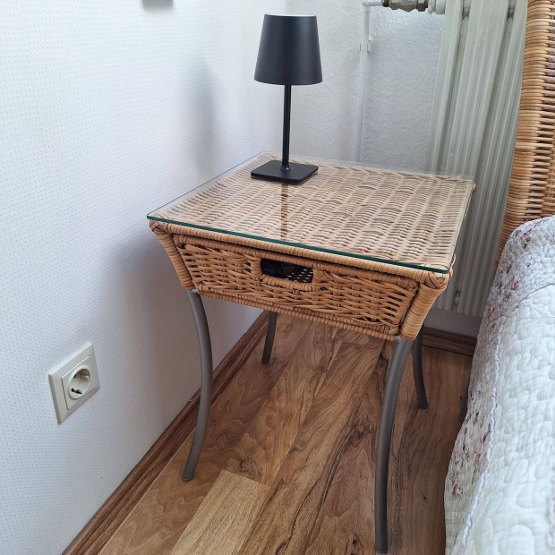 Rattan jjeli asztal