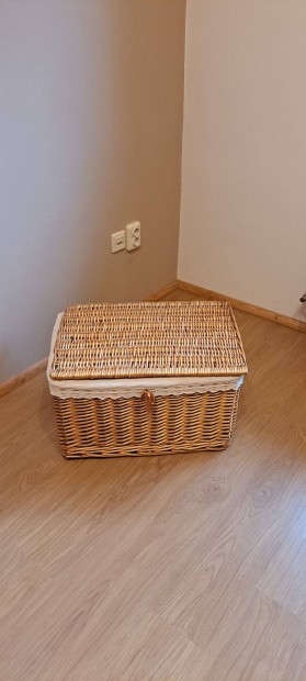 Rattan fonott kosr tetvel, huzattal