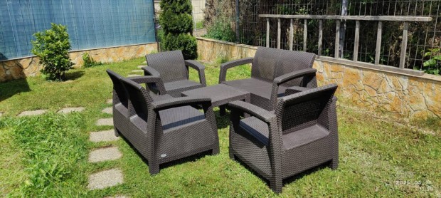 Rattan hatású kerti bútor 2 méretű asztallal