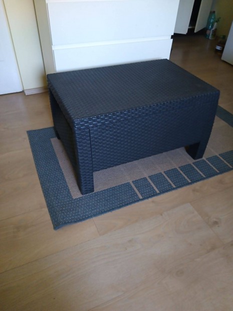 Rattan kerti asztal