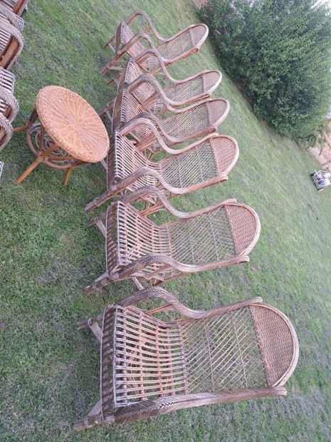 Rattan székek, asztal egyben.