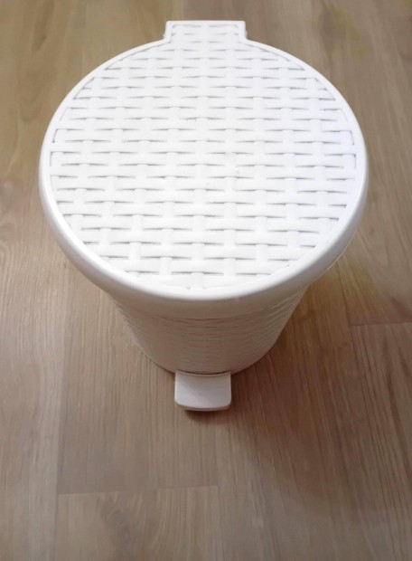Rattan szemetes, fehér