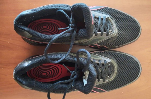 Reebok márkájú újszerű 42,5 -es női sportcipő eladó