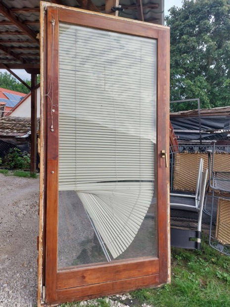Régebbi fa erkély ajtó 2 üveggel bukó-nyiló sz;108 m;223 cm kép szerin