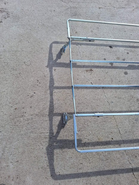 R�gebbi t�pus� tet� csomagtart� elad� 