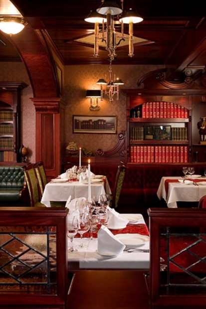 Reggeliztatő felszolgáló