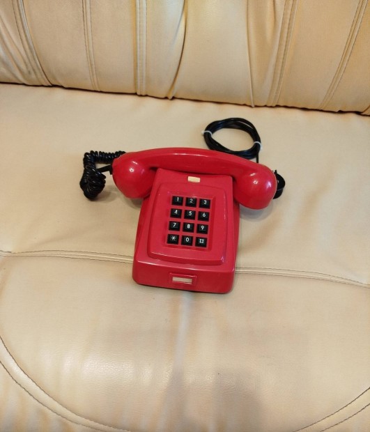 Régi , retro , vintage , vezetékes piros telefon