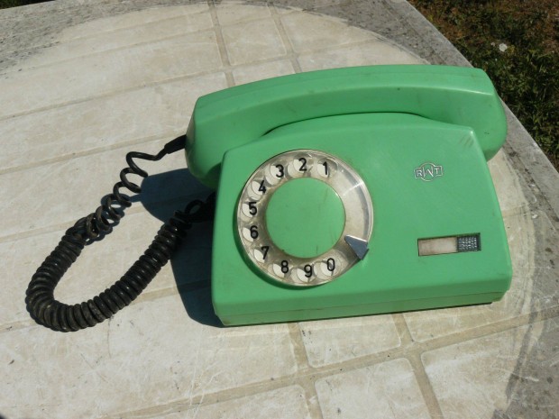 Régi , retró pisztáciazöld vezetékes , körtárcsás telefon