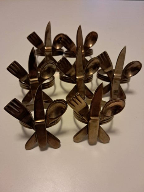 R�gi, r�z,szalv�ta vagy t�rl� kend� tart� karika asztal ter�t�ken 