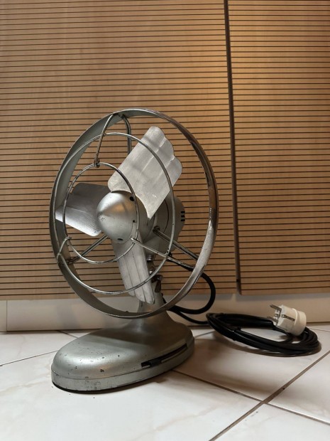 R�gi asztali l�mpa az �tvenes �vekb�l ,a legt�bb irod�ban ilyen l�mpa