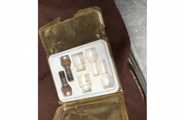 R�gi aut� csavar 2 db 3000 Ft