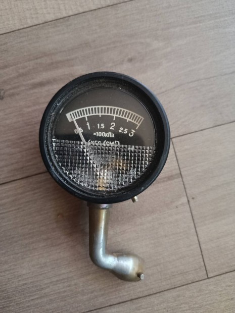 R�gi aut�s felszerel�s ker�k nyom�s m�r�