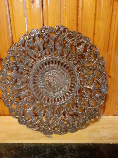 Régi bronz áttört mintás falitányér átm 24cm