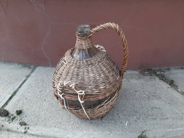 Régi demizson vesszőkötéssel